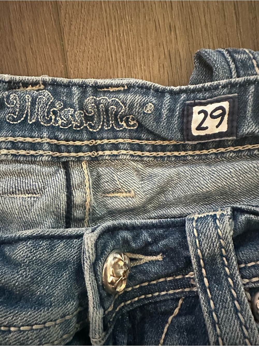 Miss Me Women’s Bootcut Jeans with Embroidered Back Pockets in a Size 29 - Picture 4 of 7